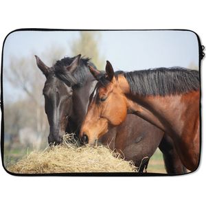 Laptophoes 13 inch - Paarden - Hooi - Dieren - Laptop sleeve - Binnenmaat 32x22,5 cm - Zwarte achterkant