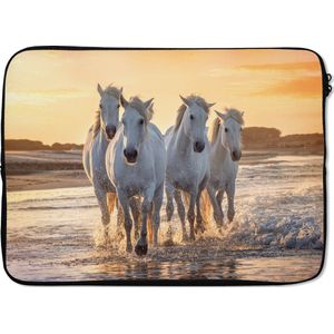 Laptophoes 13 inch - Paarden - Water - Strand - Dieren - Laptop sleeve - Binnenmaat 32x22,5 cm - Zwarte achterkant