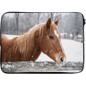 Laptophoes 13 inch - Paard - Sneeuwvlok - Hek - Winter - Laptop sleeve - Binnenmaat 32x22,5 cm - Zwarte achterkant