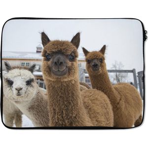 Laptophoes 17 inch - Alpaca - Sneeuw - Dieren - Laptop sleeve - Binnenmaat 42,5x30 cm - Zwarte achterkant