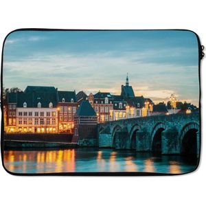 Laptophoes 14 inch - Kerst - Maastricht - Water - Laptop sleeve - Binnenmaat 34x23,5 cm - Zwarte achterkant
