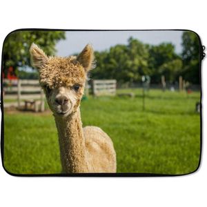 Laptophoes 13 inch - Baby - Alpaca - Gras - Laptop sleeve - Binnenmaat 32x22,5 cm - Zwarte achterkant