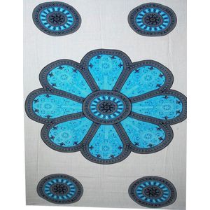 Hamamdoek, pareo, sarong figuren bloem patroon lengte 115 cm breedte 165 kleuren blauw zwart wit versierd met franjes.