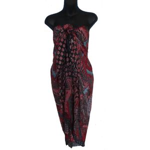 Sarong pareo figuren bloemen patroon lengte 115 cm breedte 165 kleur zwart rood blauw wit versierd met franjes.