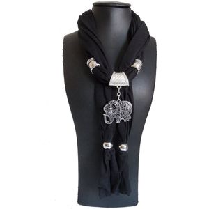 Siersjaal dames bestaande uit een zwarte sjaal 180 cm versierd met ringen en hanger sieraad olifant.