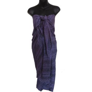 Hamamdoek, sarong, pareo, wikkeljurk exclusief figuren patroon lengte 115 cm breedte 180 cm kleuren paars donkerblauw tegen zwart aan dubbel geweven extra kwaliteit.