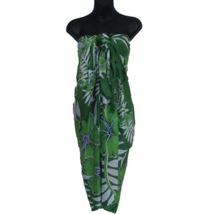 Sarong, pareo, hamamdoek, figuren bloemen patroon lengte 115 cm breedte 165 kleuren wit groen blauw versierd met franjes.