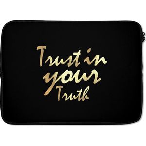 Laptophoes 13 inch - Quote - Trust - Goud - Laptop sleeve - Binnenmaat 32x22,5 cm - Zwarte achterkant