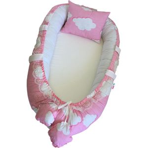 SNS Baby - Babynestje en Hoofdkussen - Organische Katoen - Antibacterieel Babynestje - Anti-Allergisch Babynestje - Roze Bewolkt - 74 x 40 cm