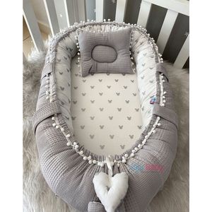 Jaju Baby - Babynestje en Hoofdkussen - Organische Katoen - Antibacterieel Babynestje - Anti-Allergisch Babynestje - Grijs en Muis Patroon - 74 x 40 cm