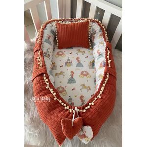 Jaju Baby - Babynestje en Hoofdkussen - Organische Katoen - Antibacterieel Babynestje - Anti-Allergisch Babynestje - Donker Oranje en Prinses Patroon - 70 x 40 cm