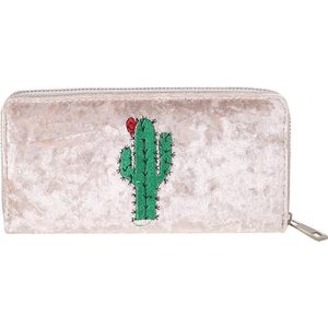 Een Musthave deze ruime portemonnee met op de voorkant een leuke cactus genaaid. De buitenkant voelt fluweel zacht aan. De portemonnee wordt afgesloten met een zilverkleurige rits. Voor uzelf of Bestel Een Kado