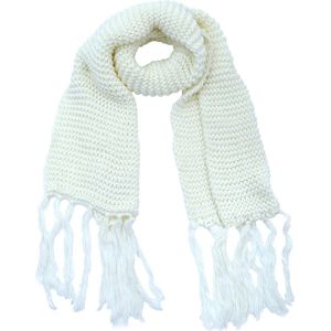 Een zachte grof gebreide wintersjaal in een mooie wol witte kleur. Deze lange sjaal is aan beide kanten afgewerkt met lange franjes aan de uiteinden. Een zilverdraad erin verwerkt waardoor een mooie glinstering ontstaat. Voor uzelf of Bestel Een Kado