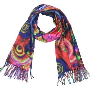 Een zachte sjaal met een fantasieprint in verschillende kleuren. De achterkant van de sjaal heeft een effen jeansblauwe kleur. De print op de sjaal kan afwijken van de foto. Voor uzelf of Bestel Een Kado.