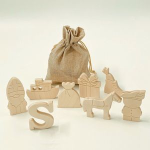 Sinterklaas Schoencadeautjes van hout: Set van 8 kleine cadeautjes in jute zakje