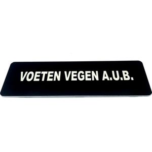 Deurbordje met tekst Voeten Vegen A.U.B. - Deur Tekstbordje - Deur - Zelfklevend - Bordje - Zwart Wit - 150 mm x 50 mm x 1,6 mm - 5 jaar Garantie