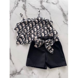 Meisjes kleding set 2 delig in de kleur Zwart met Cremé bestaande uit een topje met een kort broekje in een leuke print, verkrijgbaar in de maten 104/4 t/m 164/14