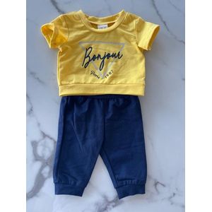 Babysetje jongens 2 delig bestaande uit een t-shirt en broek in de kleur ""Geel met donkerblauw"", verkrijgbaar in de maten 56 t/m 80