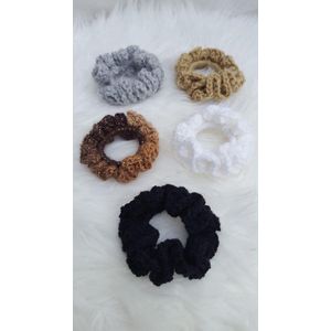 Set van 5 handgemaakte haarelastieken ( scrunchies ) in zwart wit beige grijs en bruin met glinsterdraad gehaakt