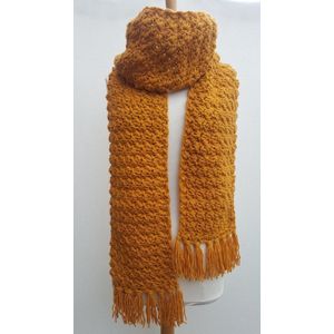 Handgemaakte lange sjaal in okergeel met franjes gehaakt