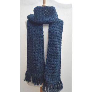Lange sjaal in donkergroen met franjes,  gehaakte warme sjaal handgemaakt