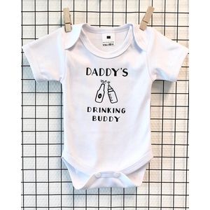 Baby romper met tekst | Daddy’s drinking buddy | Kraamcadeau | Geboortecadeau | Vaderdag Cadeau | Papa Cadeau | Baby Rompertje | Aanstaande Papa | Wit | 68
