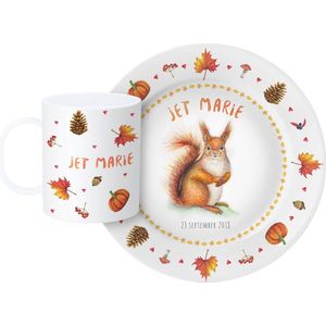 World of Mies kinderservies met naam - Uniek en persoonlijk baby eetsetje met bord en beker voor een herfst baby - handgeschilderd gepersonaliseerd kraamcadeau met eekhoorn en vrolijke herfstdecoraties - BPA vrij kunststof - dieren in aquarel