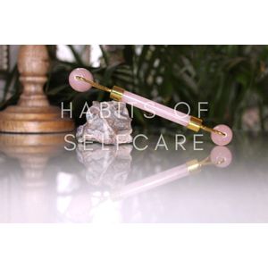Blaque Rose Quartz Roller - Jaderoller van Rozenkwarts - inclusief gouden opbergzakje - Jade roller - massage roller voor gezicht - anti-rimpel en tegen wallen