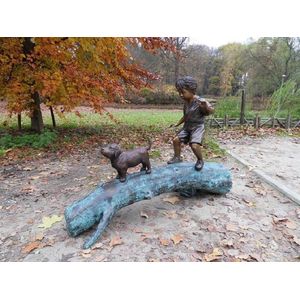 Tuinbeeld - bronzen beeld - Jongen met hond op boom - 107 cm hoog