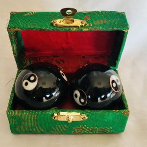 Meridiaankogels met zwarte Yin Yang motief 4cm van cloisonne (een techniek van emailleren)