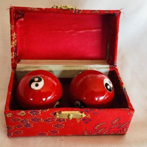 Meridiaankogels met rode Yin Yang motief 4cm van cloisonne (een techniek van emailleren)
