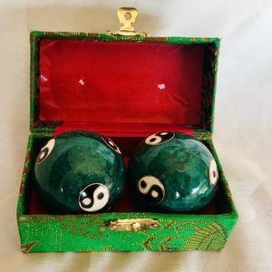 Meridiaankogels met groene Yin Yang motief 4.5cm van cloisonne (een techniek van emailleren)