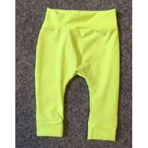Baby broekje neon geel maat 68