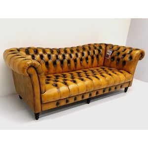 Chesterfield bank Vincent 3 zits button seat. Whisky antiek leer