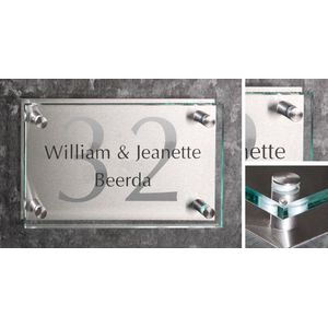Naambord van helder glas en RVS achterplaat