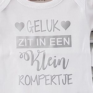 Baby Rompertje cadeautje zwangerschap aankondiging tekst |  geluk zit in een klein rompertje | korte mouw  | wit zilver | maat 62/68 | geboorte kraamcadeau cadeau