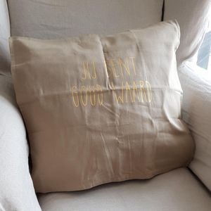 Kussen Kussenhoes met tekst bedrukt cadeau | jij bent goud waard | beige met opdruk goud | 50x50cm | | opa oma mama papa juf meester bedanken collega vriendin juffendag vaderdag moederdag verjaardag man vrouw woonkamer luxe zacht