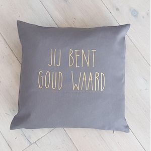 Kussen Kussenhoes met tekst bedrukt cadeau | jij bent goud waard | donkergrijs met opdruk goud | 50x50cm | opa oma mama papa juf meester bedanken collega vriendin juffendag vaderdag moederdag verjaardag man vrouw anders dan tekstbord vriendschap