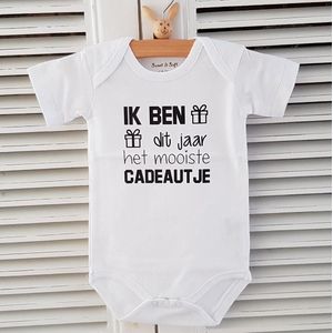 Baby Rompertje met tekst zwangerschap aankondiging - announcement Ik ben dit jaar het mooiste cadeautje | korte mouw | wit zwart | maat 74/80 | cadeau papa mama oma opa oom tante eerste vaderdag moederdag jongen meisje unisex kerstcadeau
