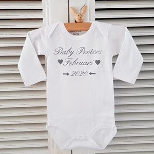 Baby Rompertje met tekst bekendmaking zwangerschap aankondiging - announcement met naam en maand | lange mouw | wit  | maat 50-56| Cadeau voor de liefste aanstaande oma en opa tante oom papa en of mama