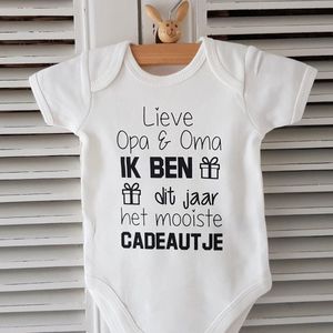 Baby Rompertje  korte mouw met tekst voor de allerliefste opa en oma: Lieve Opa en Oma Ik ben dit jaar het mooiste cadeautje | wit zwart | Maat 62-68