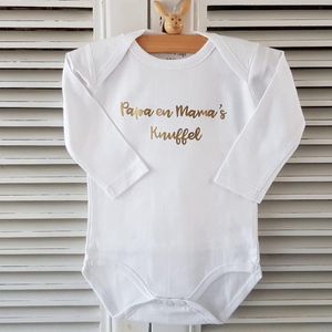 Baby Rompertje met tekst mama en papa | papa's en mama's knuffel  lange mouw wit goud maat 50-56
