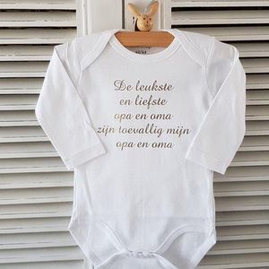 Rompertje met tekst de liefste en leukste opa en oma zijn toevallig mijn opa en oma | lange mouw | wit zwart | maat 62-68 bekendmaking zwangerschap