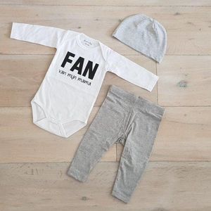 Baby cadeau geboorte unisex jongen of Meisje Setje 3-delig newborn | maat 74-80 | grijs mutsje en broekje en romper lange mouw wit met zwarte tekst fan van mijn mama | Bodysuit | pakje | Kraamcadeau | Gift Set