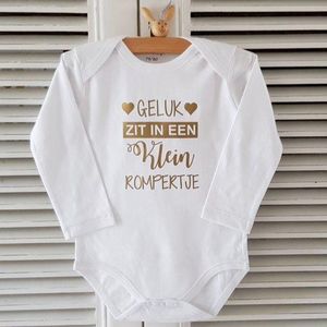 Baby Rompertje met tekst Rompertje Geluk zit in een klein rompertje |lange mouw | wit goud | maat 50/56 cadeautje zwangerschaps aankondiging jongen meisje unisex