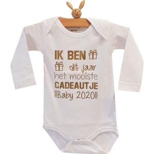 Baby Rompertje met tekst zwangerschap aankondiging bekendmaken 2026 2025 - announcement Ik ben dit jaar het mooiste cadeautje baby | lange mouw | wit goud | maat 50-56 | cadeau papa mama oma en opa oom tante vaderdag moederdag