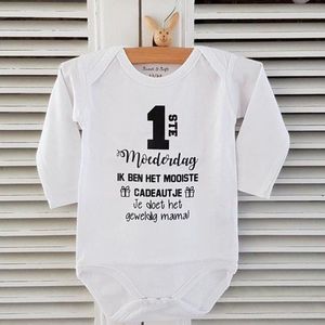 Rompertje baby tekst cadeau | mijn eerste moederdag ik ben het mooiste cadeautje je doet het geweldig mama | Lange mouw | wit zwart | maat 74-80