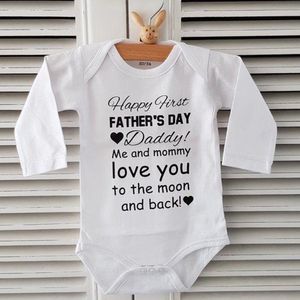 Baby Rompertje tekst papa eerste vaderdag cadeau | Happy first father’s Day daddy me and mommy love you to the moon and back | lange mouw | wit zwart | maat 62/68  bekendmaking zwangerschap aanstaande baby jongen meisje unisex