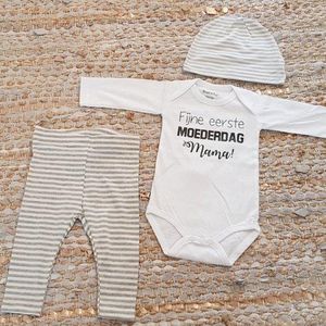 Set met baby romper tekst voor jongen of meisje cadeau fijne eerste moederdag mama grijs 50-56