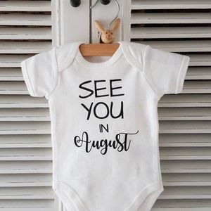 Baby Rompertje tekst coming soon 2025 zwangerschap bekendmaking Zwangerschapsaankondiging maand See you in August Augustus |korte mouw | wit | maat 50/56 jongen meisje unisex | Cadeau voor de liefste aanstaande oma en opa mama papa oom tante